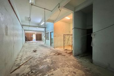 Ulu Tiram Facing Mainroad 2 Storey Shoplot For Sales