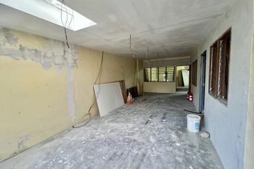 Ulu Tiram Facing Mainroad 2 Storey Shoplot For Sales