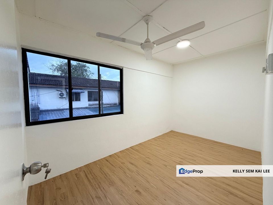 Taman Kluang Barat｜Jalan 32｜2-Storey Low Cost｜Renovated｜Full Loan, Johor, Kluang