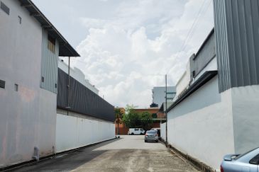 Refurbish 2 Storey Light Industrial 🔥 Facing Main Road Jalan Mak Mandin