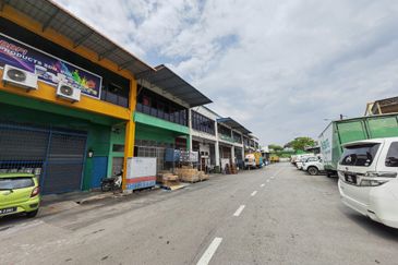 Light Industrial 🔥 1.5 Storey Terrace in Kawasan Industri Ringan Mak Mandin