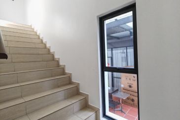 Abel Residence 🔥 Gated 2 Storey Zero Lot Bungalow Renovated near Icon City