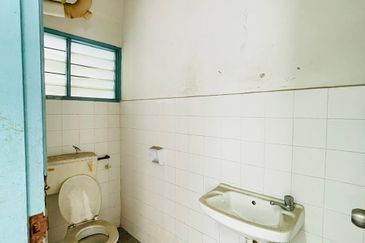 Dahlia Apartment, Putra Perdana