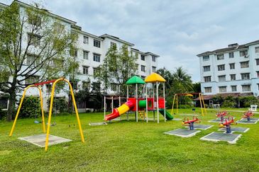 Dahlia Apartment, Putra Perdana