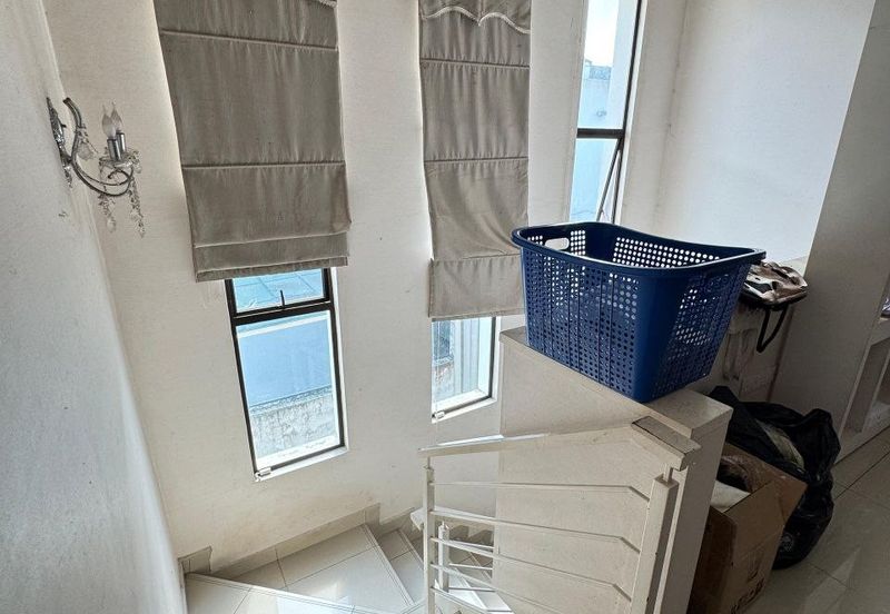 Maple Red, Adda Heights