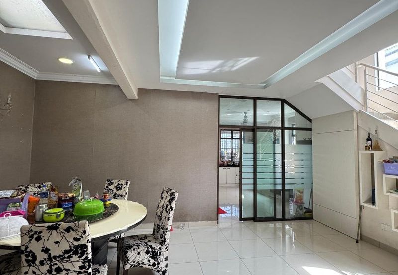 Maple Red, Adda Heights