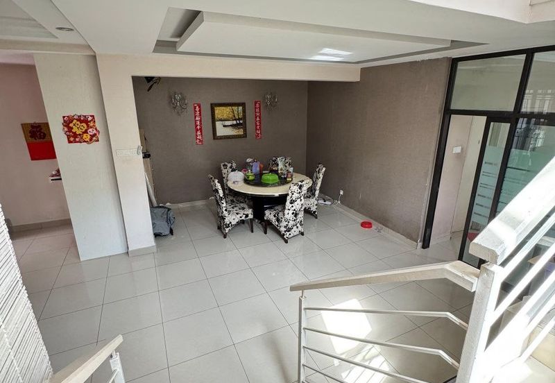 Maple Red, Adda Heights