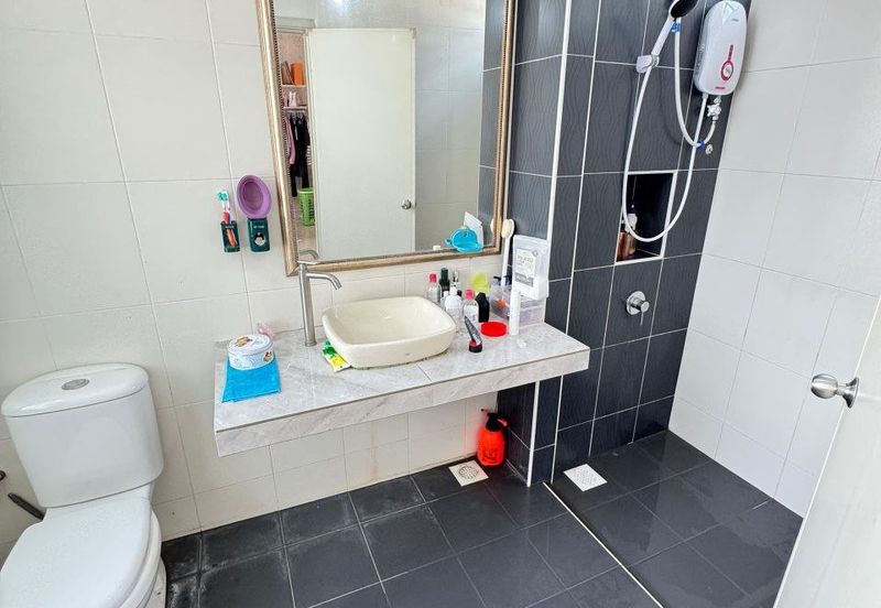 Maple Red, Adda Heights