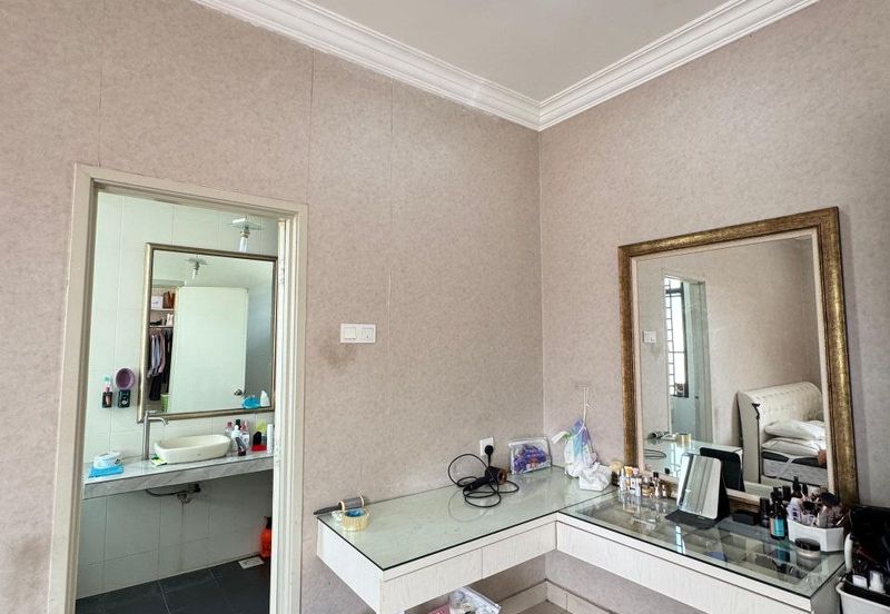 Maple Red, Adda Heights