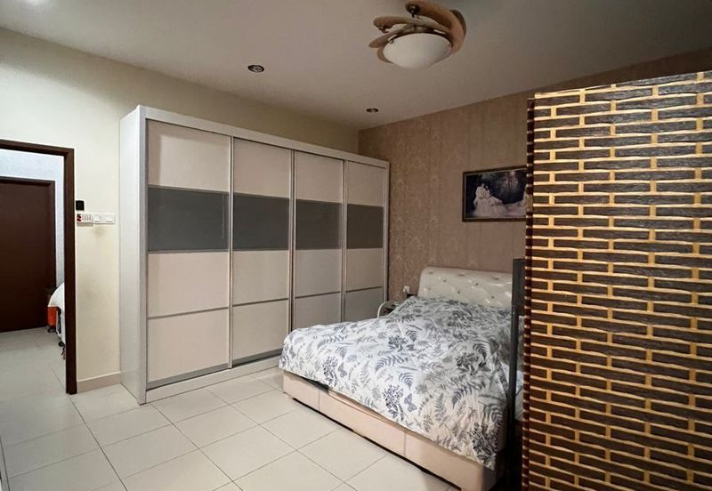 Maple Red, Adda Heights