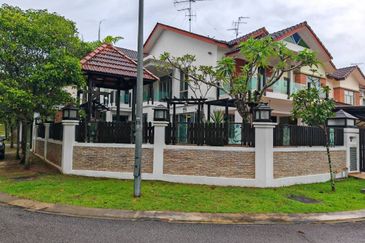 Jalan Ambang @ Horizon Hills Double Storey Corner lot unblock View House for Sale. Renovated RM500k with approval CCC