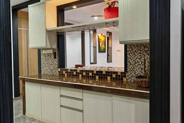 Jalan Ambang @ Horizon Hills Double Storey Corner lot unblock View House for Sale. Renovated RM500k with approval CCC