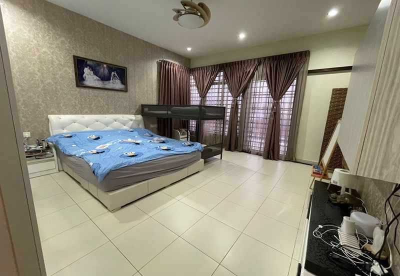 Maple Red, Adda Heights