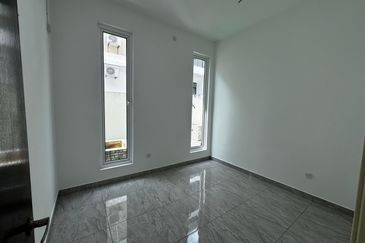 Jalan Mutiara Emas 2/32