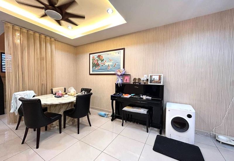 Maple Red, Adda Heights