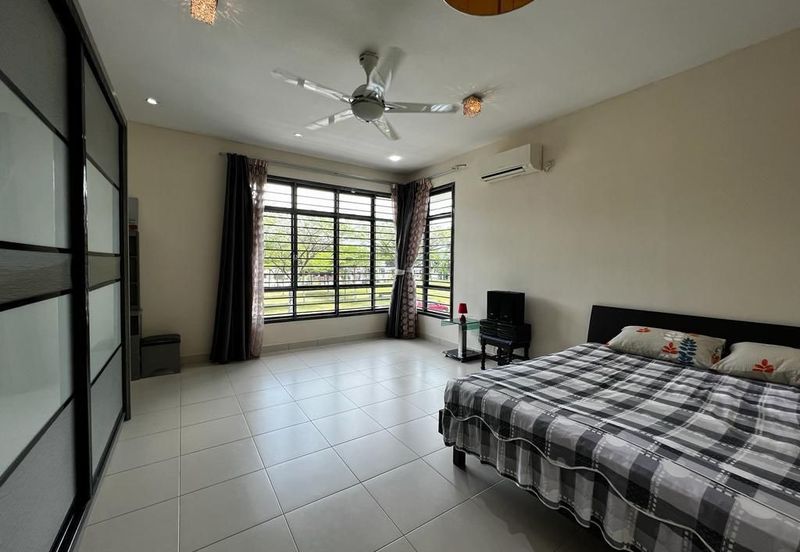 Maple Red, Adda Heights