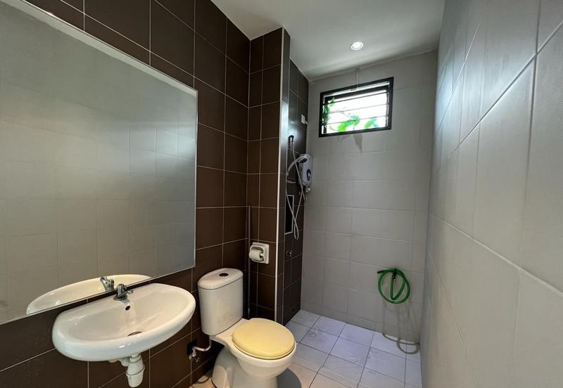 Maple Red, Adda Heights