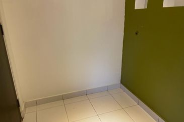 Hazel @ Meridin East