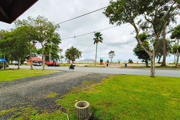 Jalan Mersing-Endau Back Road: Mersing Beach Side Jalan Makam 2km to Mersing Town Area 