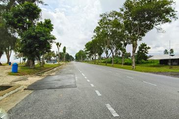 Jalan Mersing-Endau Back Road: Mersing Beach Side Jalan Makam 2km to Mersing Town Area 