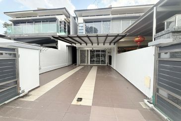 Jalan Setia Tropika 2/16