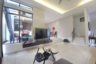 Jalan Setia Tropika 2/20