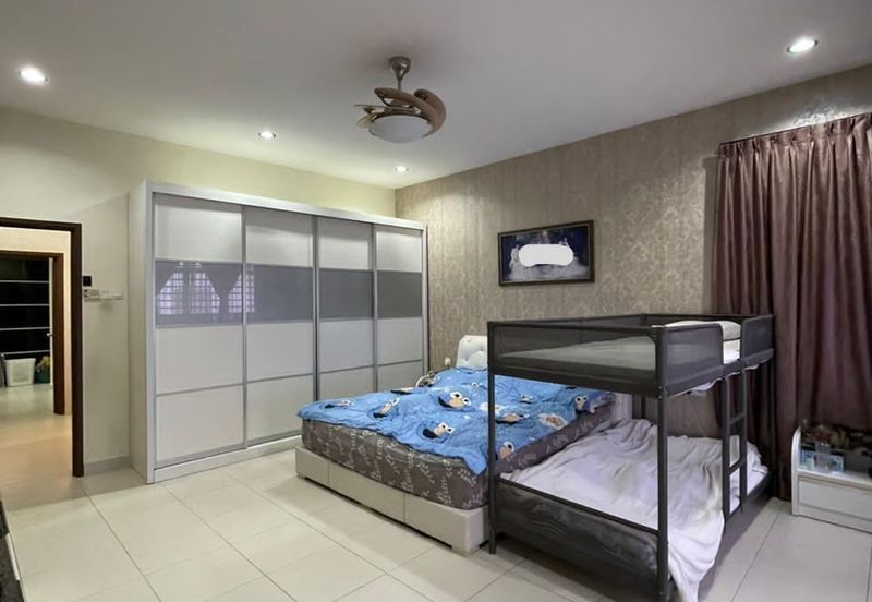 Maple Red, Adda Heights