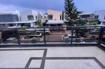 Maple Red, Adda Heights