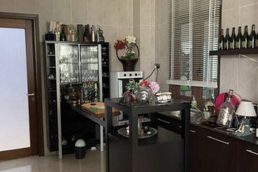 FLORA TROPIKA (THE THOMPSON)