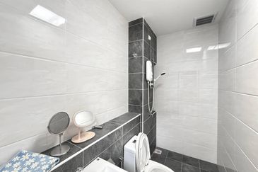 Jalan Straits View 1