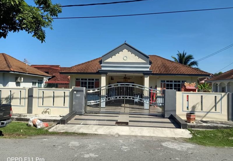 1 Storey Bungalow Jalan Tasik Bringing , Taman Pantai Sepang Putra, Sepang