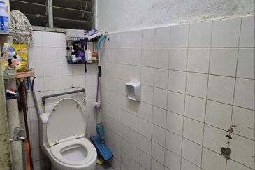 Dahlia Apartment, Putra Perdana