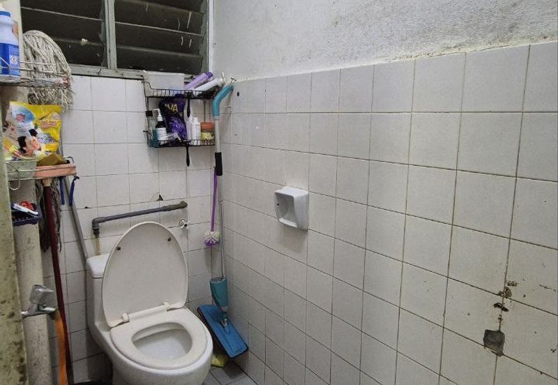 Dahlia Apartment, Putra Perdana