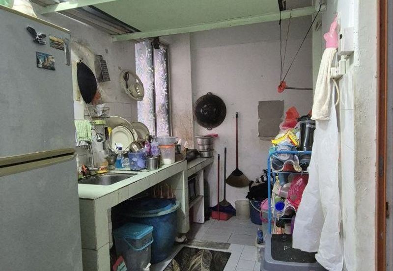 Dahlia Apartment, Putra Perdana