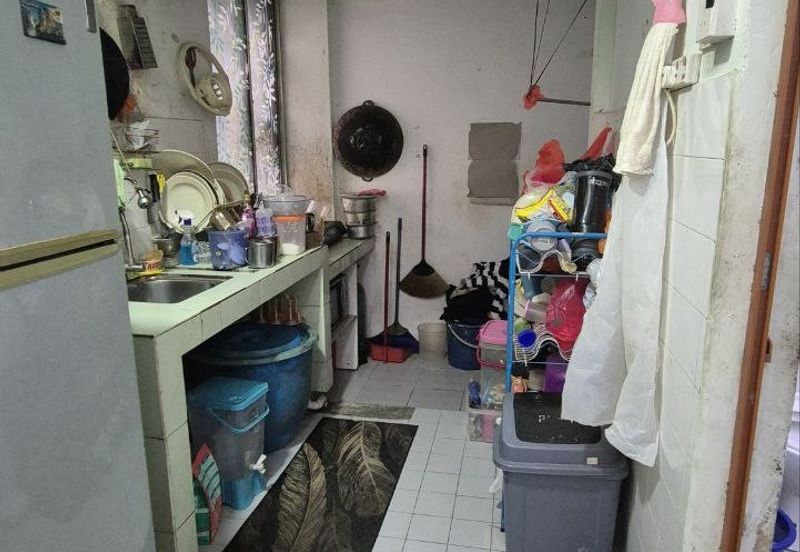 Dahlia Apartment, Putra Perdana