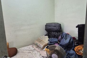 Dahlia Apartment, Putra Perdana