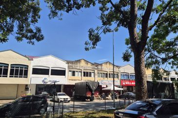 Dahlia Apartment, Putra Perdana