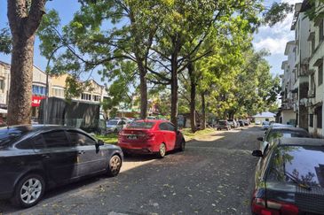 Dahlia Apartment, Putra Perdana