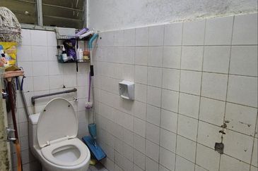 Dahlia Apartment, Putra Perdana