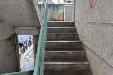 Dahlia Apartment, Putra Perdana