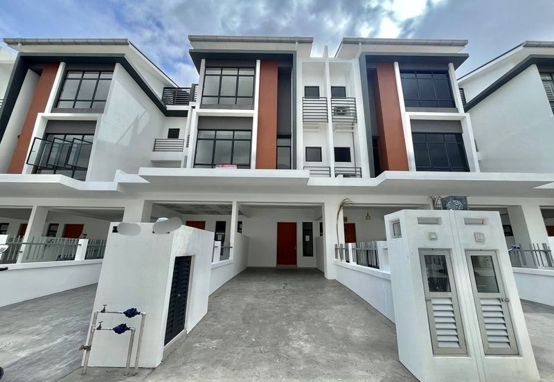 [BRAND NEW] Townhouse Taman Akasia Semenyih