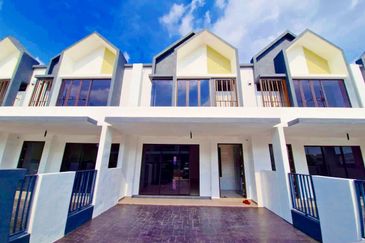 END LOT | DOUBLE STOREY TERRACE BANDAR SERENIA (TYPE ANIRA)