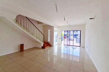 END LOT | DOUBLE STOREY TERRACE BANDAR SERENIA (TYPE ANIRA)