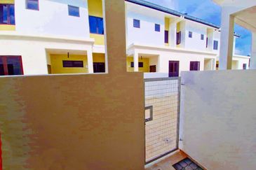END LOT | DOUBLE STOREY TERRACE BANDAR SERENIA (TYPE ANIRA)