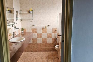 [WELL MAINTAINED] Double Storey Terrace Jalan Adang, Bukit Jelutong, Shah Alam