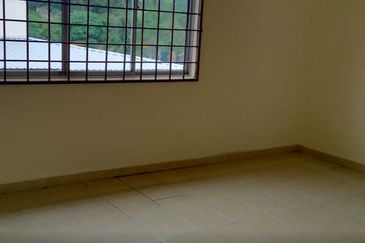 Corner Lot @ Jalan Bukit Kempas, Taman Bukit Kempas