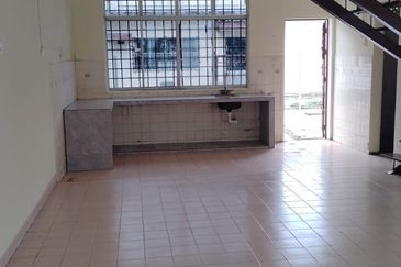 Corner Lot @ Jalan Bukit Kempas, Taman Bukit Kempas