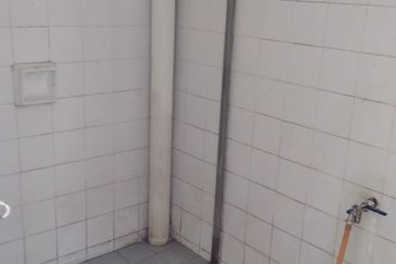 Corner Lot @ Jalan Bukit Kempas, Taman Bukit Kempas