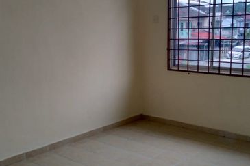 Corner Lot @ Jalan Bukit Kempas, Taman Bukit Kempas