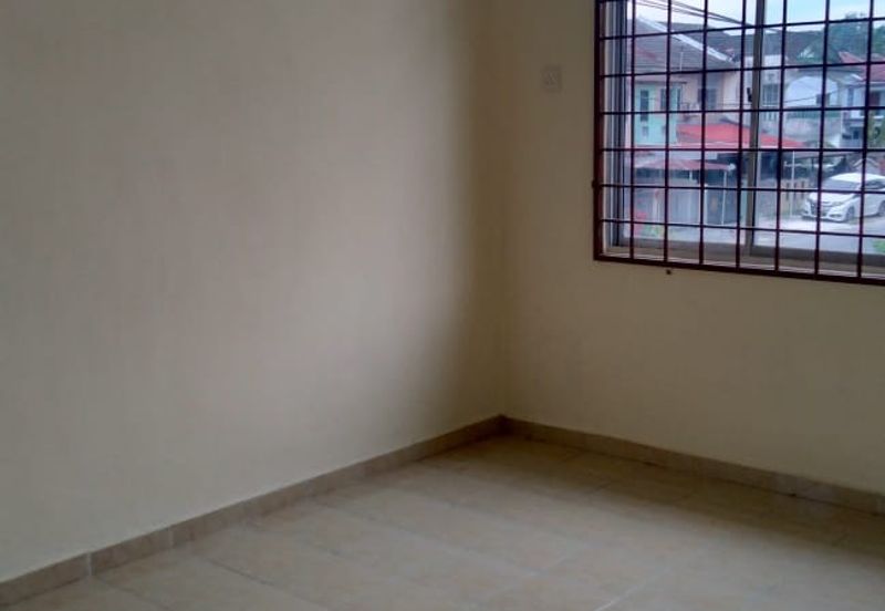 Corner Lot @ Jalan Bukit Kempas, Taman Bukit Kempas